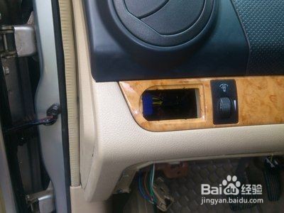 新桑塔纳车窗升降开关怎么拆?