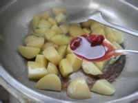 腐乳烧土豆的做法