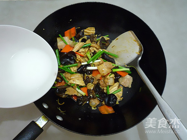 五花肉木耳烧腐竹