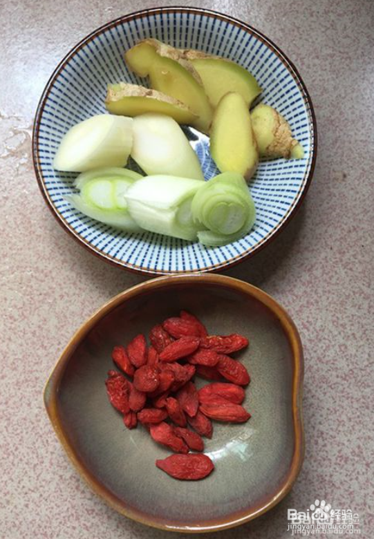 萝卜炖腊猪蹄肉