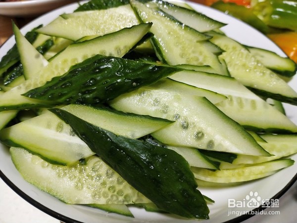 黄瓜炒香肠的做法步骤