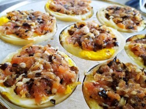 制作沉甸甸的鸡蛋汉堡