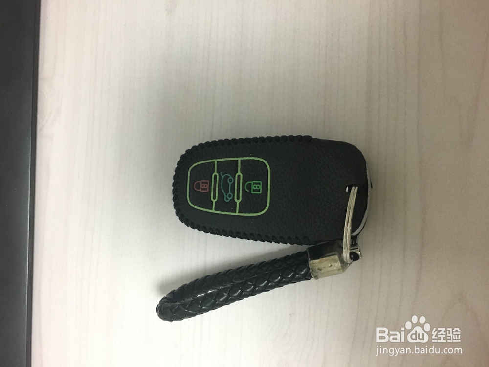 怎样换大众辉昂车钥匙的电池？