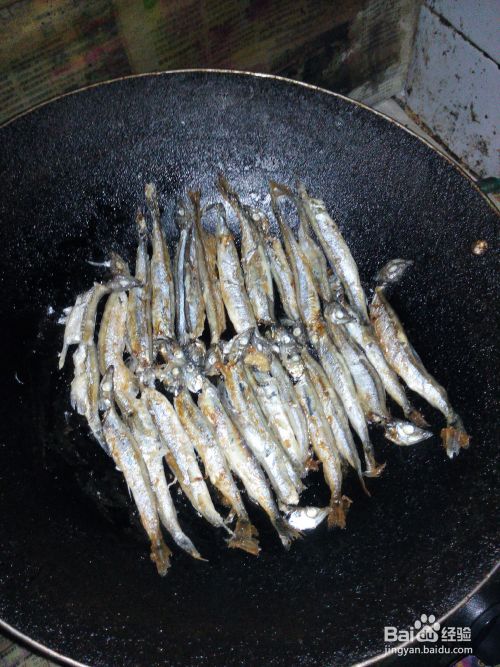 如何做家常菜煎多春鱼