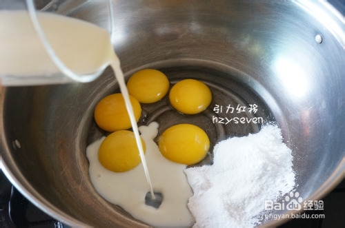 怎样做草莓彩绘戚风蛋糕卷