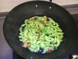 降火美味,教你做柒进柒出凉拌苦瓜的家常做法