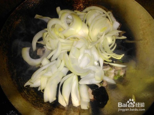 既能防治骨质疏松又能养颜补血的洋葱炒木耳