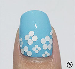 蓝色小花美甲教程