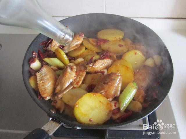 麻辣鸡翅香锅的家常做法