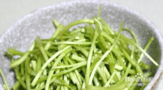 腊肉炒泥蒿的做法