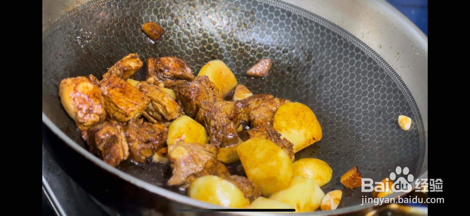 下饭菜土豆青椒焖排骨的做法