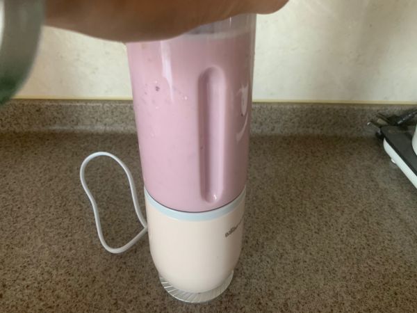 蜜桃菠萝蓝莓思慕雪