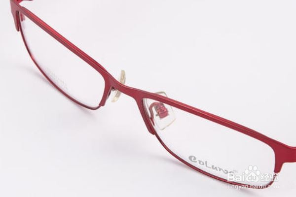 眼镜一边高一边低怎么调