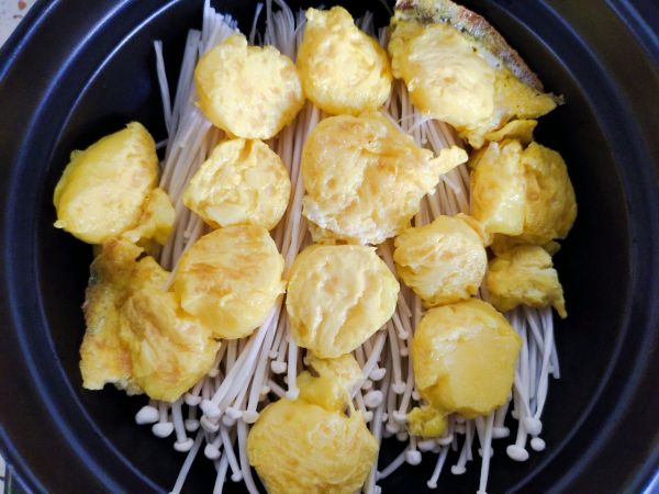 虾仁金针菇豆腐煲