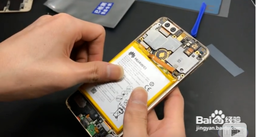 华为荣耀8青春版电池怎么换