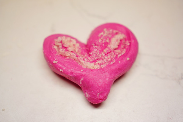 火龙果爱心椰蓉面包