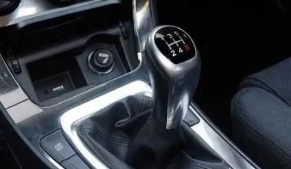 手动档车行驶中怎么换档