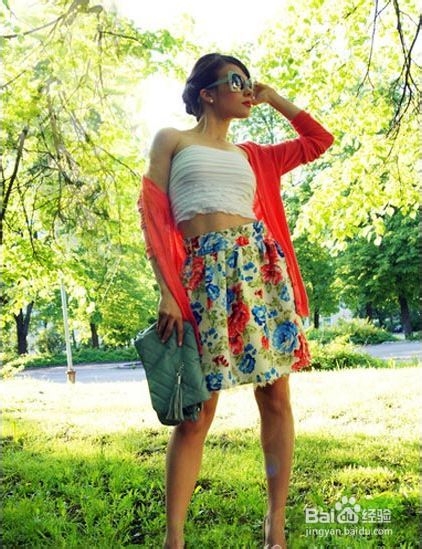 10款印花半身裙美搭,绽放光彩吸眼球