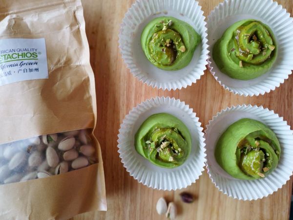 斑斓开心果面包卷