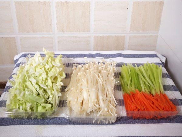 凉拌金针菇什锦菜