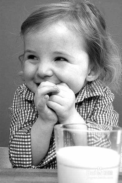独立饮食从奶瓶到杯子开始