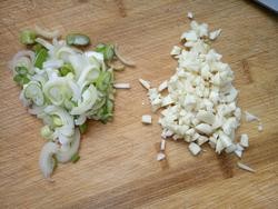 如何作西红柿炒鸡蛋？