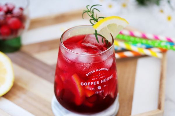 蔓越莓柠檬冰饮