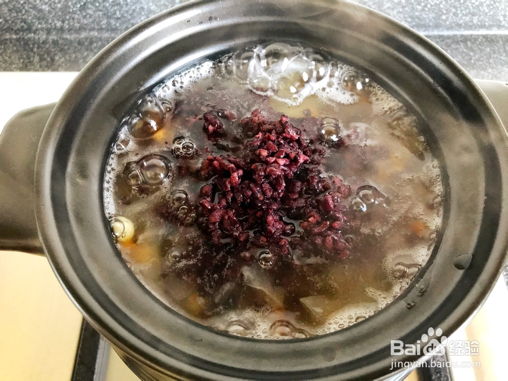 简单好吃的椰浆黑米桃胶银耳羹