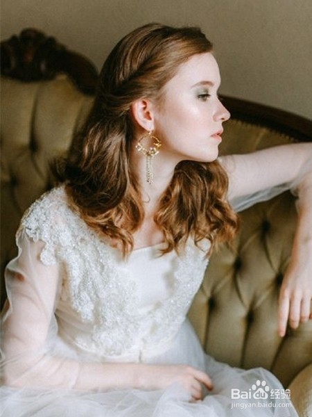 推荐时尚流行新娘发型，复古发饰是亮点