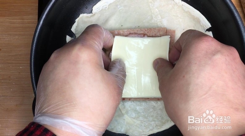 芝士火腿午餐肉鸡蛋手抓饼的步骤