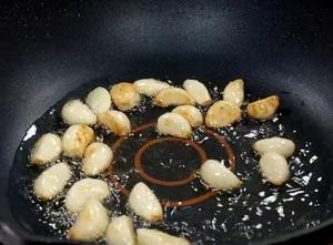 家常小炒菜鸡肉炒口蘑怎么做？