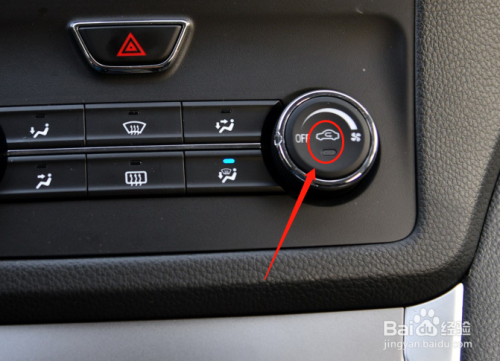 右侧按钮调节车辆空调内外循环模式.