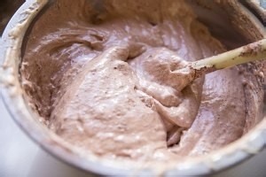 圣诞棉花糖奶油霜滴落树桩蛋糕的美味做法