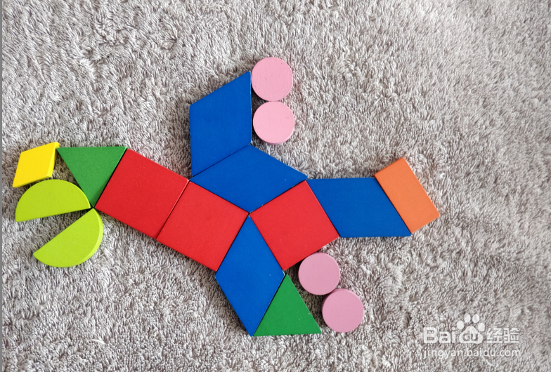 用蒙氏积木怎样拼一只飞翔的大鸟?