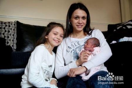 年轻孕妈妈在家羊水破裂, 情急之下, 8岁女儿为她接生