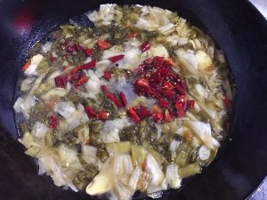 如何制作酸爽鲜辣的杂菜酸汤肉丝米线？