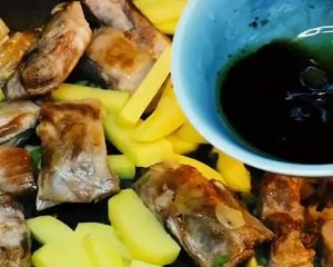 土豆焖排骨的做法