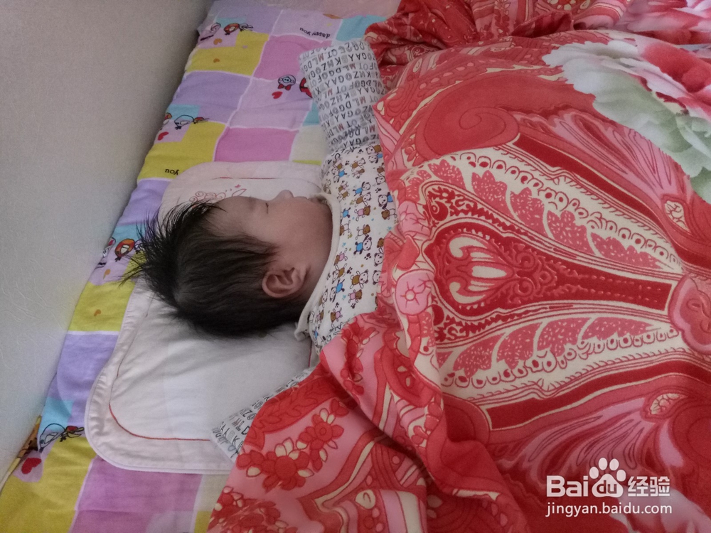两个多月的宝宝哭闹时,你会怎么办