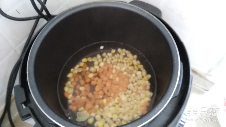 玉米炒肉丁的做法