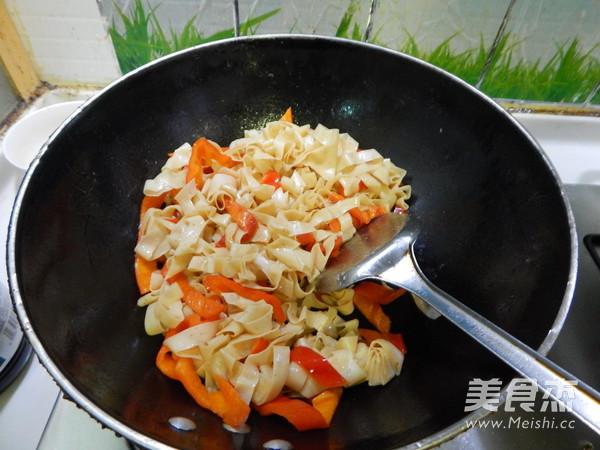 红椒炒豆皮的做法