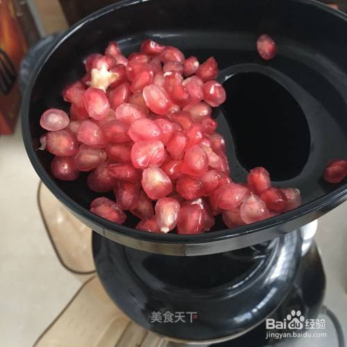 鲜榨可口的石榴汁