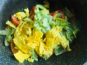 牛油果炒鸡蛋的做法