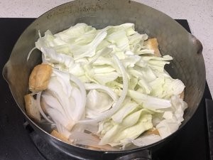 加了洋葱、油豆腐、高丽菜的味噌汤
