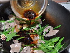 青蒜炒猪肝的做法