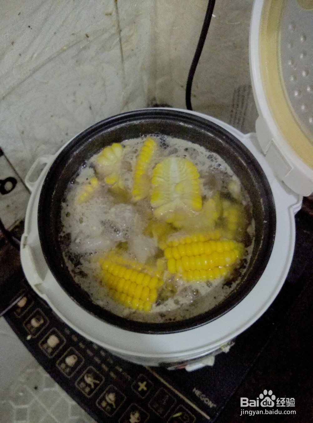 如何做出美味的玉米排骨汤？
