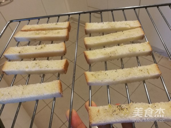 蒜香吐司条的做法
