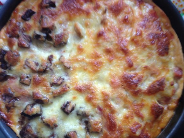 牛肉培根和夏威夷双拼披萨