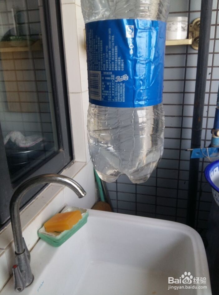 出差后自动浇花出门自动浇灌滴水花草保命方法