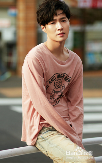 张艺兴街头照曝光！阳光下小漏香肩露性感锁骨