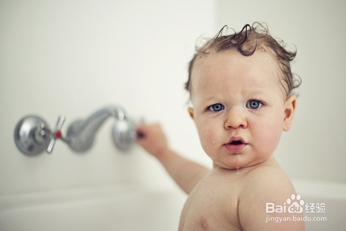 两周岁的小孩子特别调皮应该怎么办